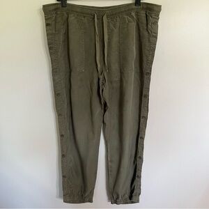 Cloth & Stone Anthropologie Pants Size Medium Pull On Jogger Side Buttons‎ Olive